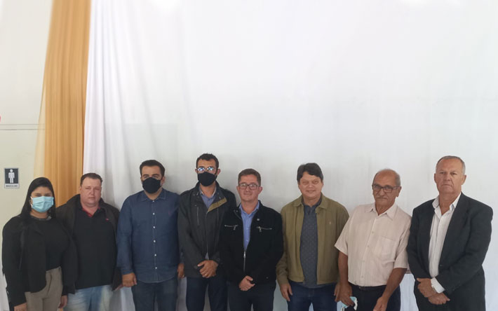 Prefeitos recebem o diretor geral do DER-MG, Robson Santana, e mostram a importância do asfaltamento para a região