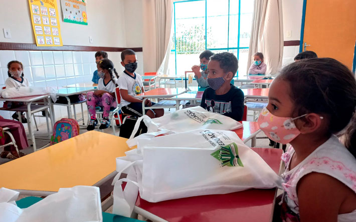 Centro Educacional Infantil Girassol volta às aulas presenciais e alunos da Rede Municipal de Ensino recebem kit de material escolar