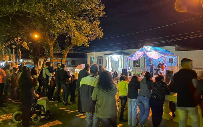 Apresentação cultural na Praça Santo Antônio presta homenagem às mães ibertioganas