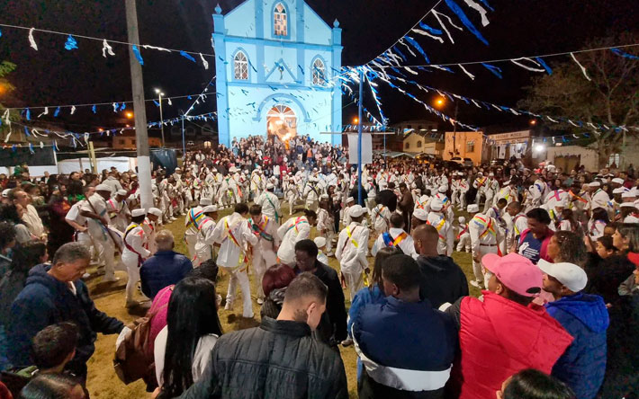 Banda Dançante de Congada e Moçambique Nossa Senhora do Rosário de Ibertioga alegrou nossas ruas com suas cores e cantos